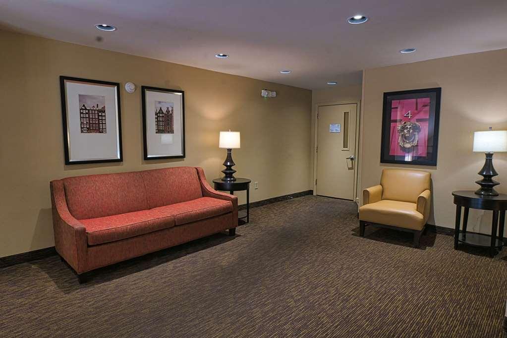 Suburban Studios Louisville East 내부 사진