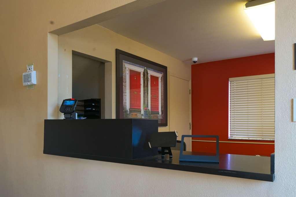 Suburban Studios Louisville East 내부 사진
