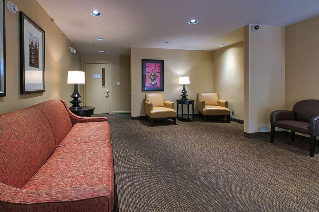 Suburban Studios Louisville East 내부 사진
