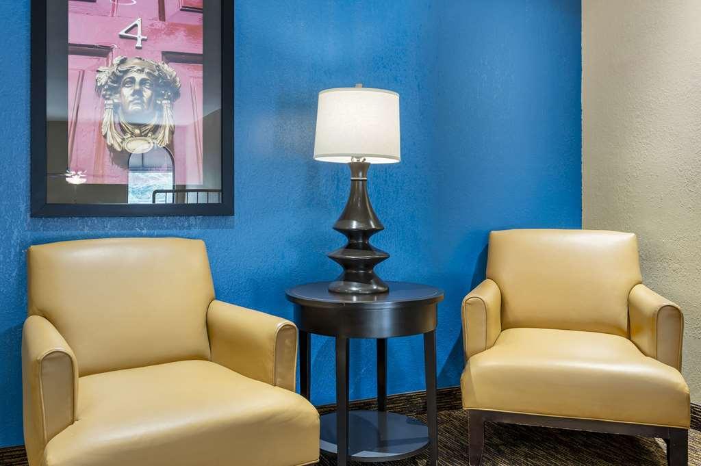 Suburban Studios Louisville East 내부 사진