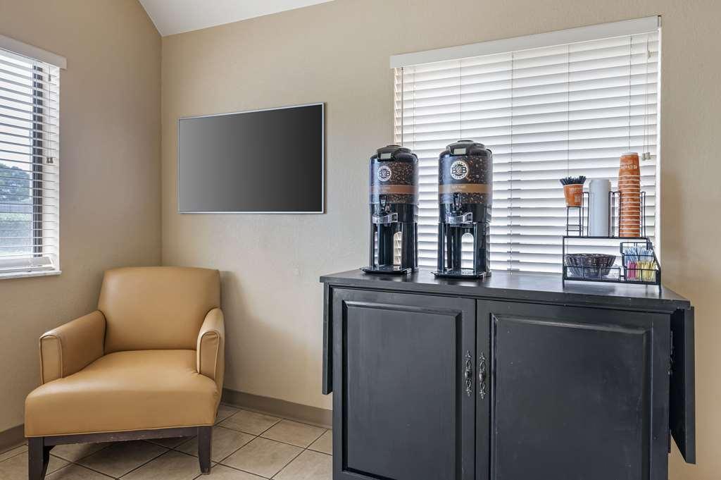 Suburban Studios Louisville East 내부 사진